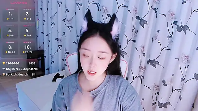 Niannian- online show from December 3, 7:01 pm