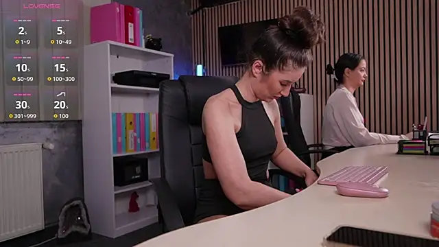 Snapshot of OfficeGirls chatting on February 4, 7:20 pm OfficeGirls online show from February 4, 7:20 pm