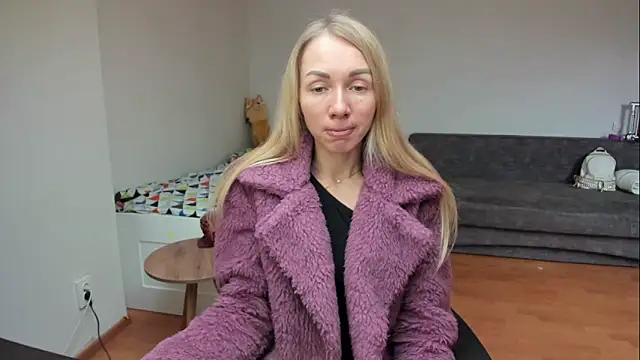 Snapshot of AlisiaCat chatting on April 28, 8:30 am AlisiaCat online show from April 28, 8:30 am