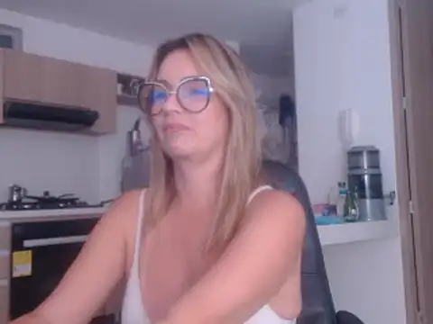 LovePaula online show from February 9, 2:06 am