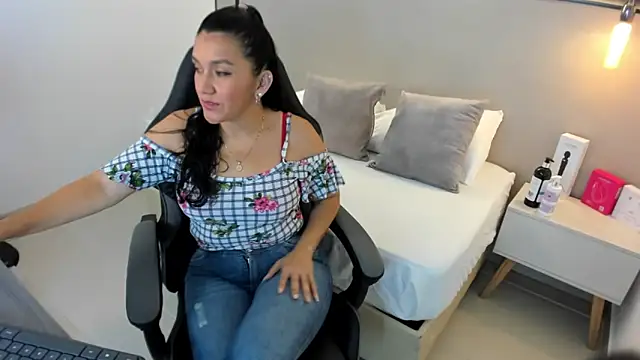 Snapshot of zoee_zi chatting on September 26, 6:56 pm zoee zi online show from September 26, 6:56 pm