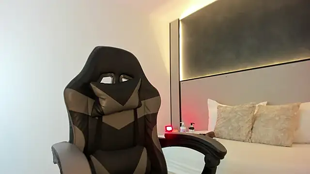 Snapshot of zoee_zi chatting on November 19, 7:03 pm zoee zi online show from November 19, 7:03 pm