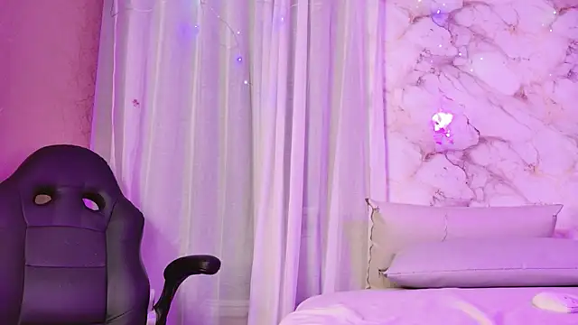 Snapshot of yliria010 chatting on October 31, 4:24 am yliria010 online show from October 31, 4:24 am