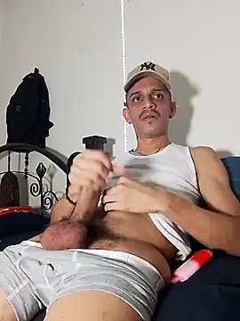 Snapshot of LATINO27CM chatting on May 2, 11:54 pm LATINO27CM online show from May 2, 11:54 pm
