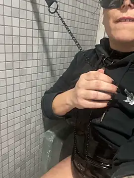 Snapshot of Reine_du_Vice84 chatting on November 8, 3:07 am Reine du Vice84 online show from November 8, 3:07 am