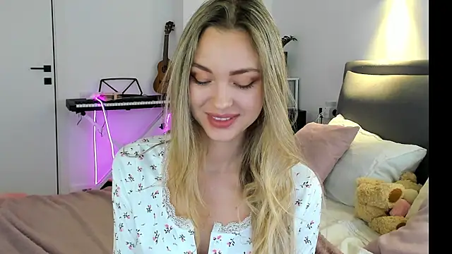 Kelly  Gray online show from April 8, 7:14 pm