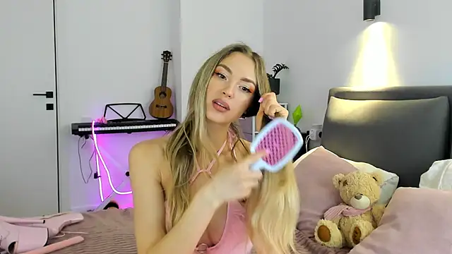 Kelly  Gray online show from April 18, 6:50 am