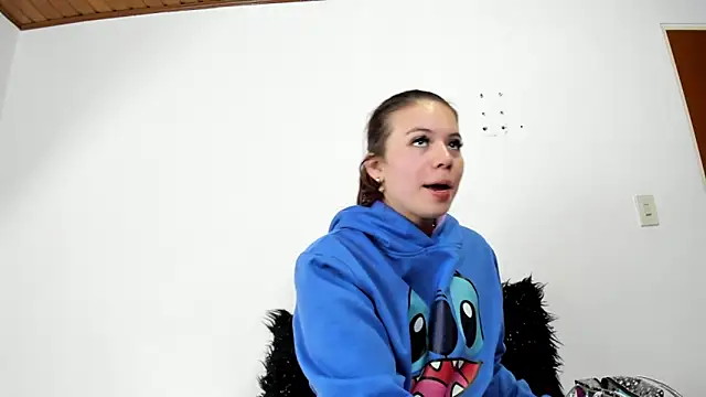 Snapshot of Valen_tina chatting on October 19, 12:17 pm Valen tina online show from October 19, 12:17 pm