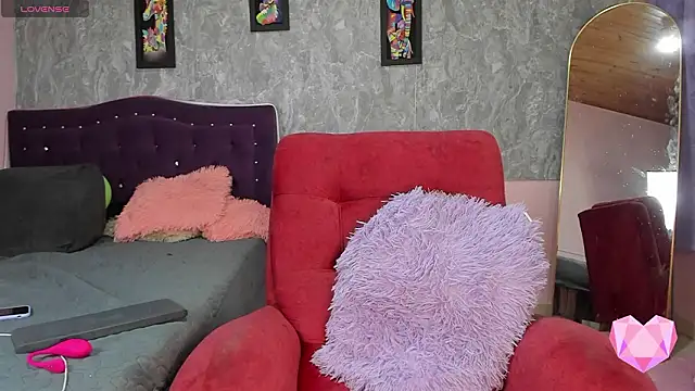 Lauren smiles online show from February 4, 7:53 pm