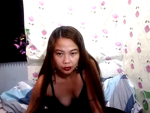 Snapshot of SweetRosie2025 chatting on October 18, 5:43 am SweetRosie2025 online show from October 18, 5:43 am