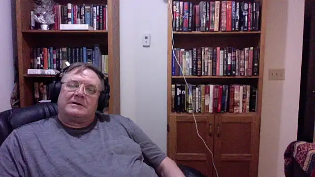 Snapshot of Vinyl22@xh chatting on June 29, 3:46 am Vinyl22xh online show from June 29, 3:46 am