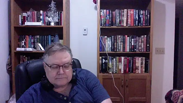 Snapshot of Vinyl22@xh chatting on June 30, 2:01 am Vinyl22xh online show from June 30, 2:01 am