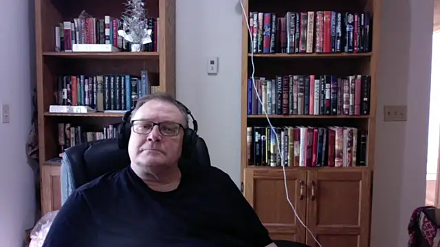 Snapshot of Vinyl22@xh chatting on July 1, 9:36 pm Vinyl22xh online show from July 1, 9:36 pm