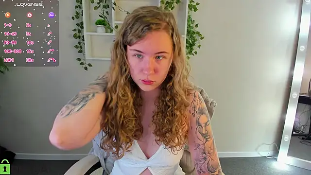 Snapshot of Elsie_Cutties chatting on November 4, 12:54 am Elsie Cutties online show from November 4, 12:54 am