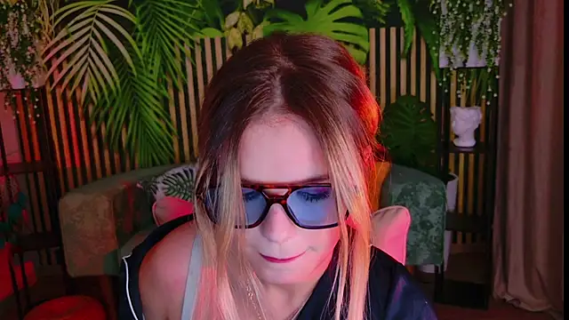 Snapshot of KellyHayden chatting on October 14, 11:11 am KellyHayden online show from October 14, 11:11 am