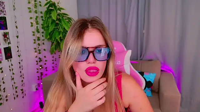 Snapshot of KellyHayden chatting on October 18, 11:33 am KellyHayden online show from October 18, 11:33 am