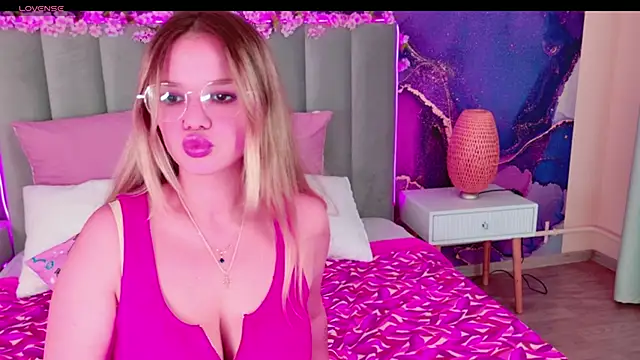 Snapshot of KellyHayden chatting on October 21, 3:24 pm KellyHayden online show from October 21, 3:24 pm