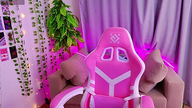 Snapshot of KellyHayden chatting on November 16, 4:23 pm KellyHayden online show from November 16, 4:23 pm