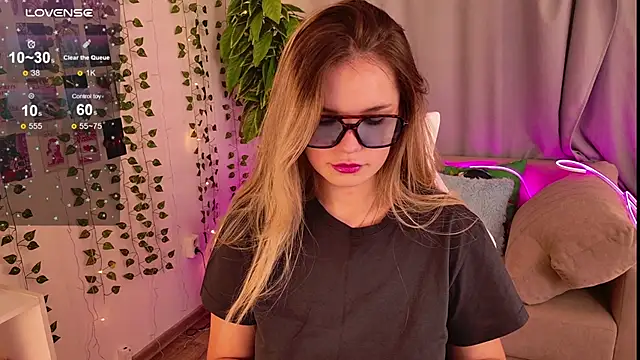 Snapshot of KellyHayden chatting on November 22, 1:32 pm KellyHayden online show from November 22, 1:32 pm