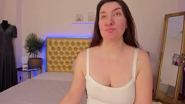 TrishaDarks online show from March 3, 6:08 am