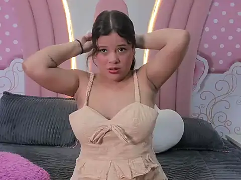 Snapshot of SofiaaBigBoobs chatting on November 5, 12:16 pm SofiaaBigBoobs online show from November 5, 12:16 pm