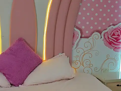 Snapshot of SofiaaBigBoobs chatting on December 4, 12:03 pm SofiaaBigBoobs online show from December 4, 12:03 pm