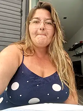 Snapshot of HornyBella88 chatting on September 25, 9:35 am HornyBella88 online show from September 25, 9:35 am