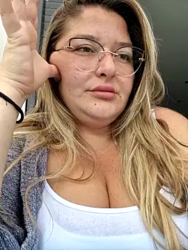 Snapshot of HornyBella88 chatting on October 3, 9:39 am HornyBella88 online show from October 3, 9:39 am