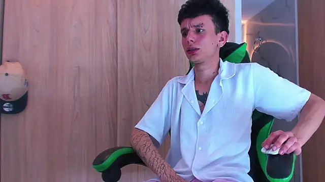 Snapshot of Skinny_batman chatting on September 23, 12:19 pm Skinny batman online show from September 23, 12:19 pm