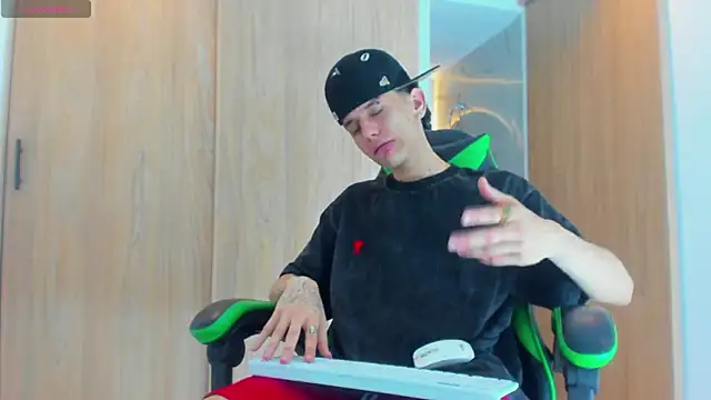 Snapshot of Skinny_batman chatting on September 30, 4:12 pm Skinny batman online show from September 30, 4:12 pm