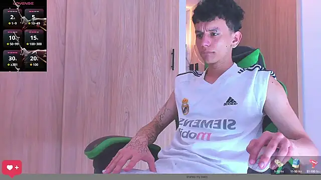 Snapshot of Skinny_batman chatting on October 1, 4:24 pm Skinny batman online show from October 1, 4:24 pm