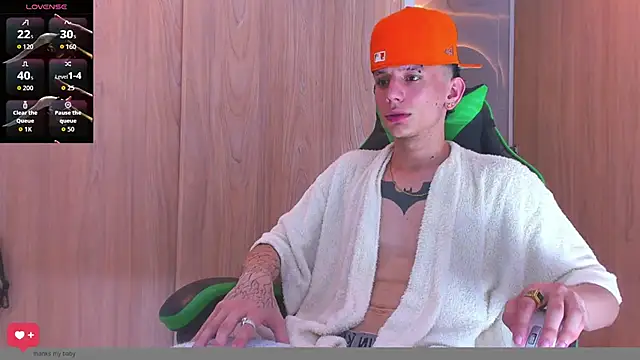 Snapshot of Skinny_batman chatting on October 3, 10:45 am Skinny batman online show from October 3, 10:45 am