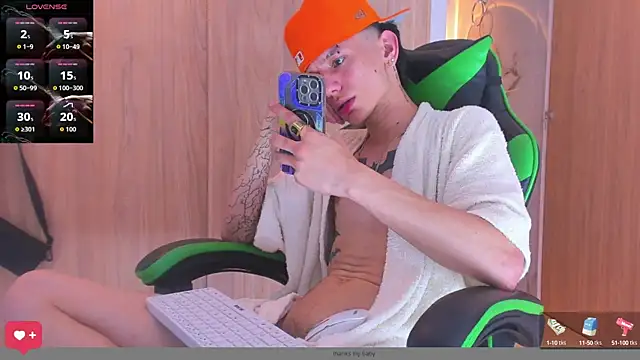 Snapshot of Skinny_batman chatting on October 3, 10:51 pm Skinny batman online show from October 3, 10:51 pm