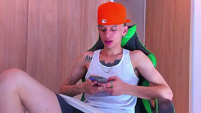 Snapshot of Skinny_batman chatting on October 5, 4:11 am Skinny batman online show from October 5, 4:11 am