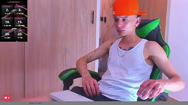 Snapshot of Skinny_batman chatting on October 6, 4:43 am Skinny batman online show from October 6, 4:43 am