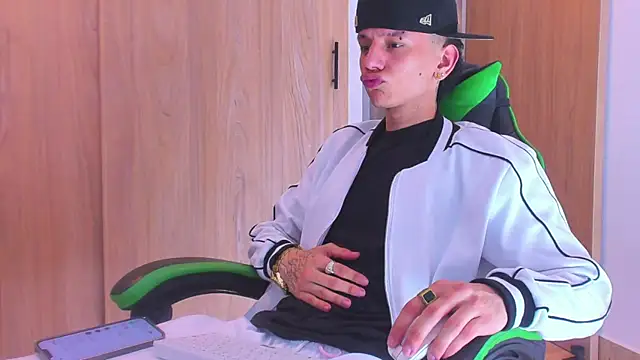 Snapshot of Skinny_batman chatting on October 8, 12:52 am Skinny batman online show from October 8, 12:52 am