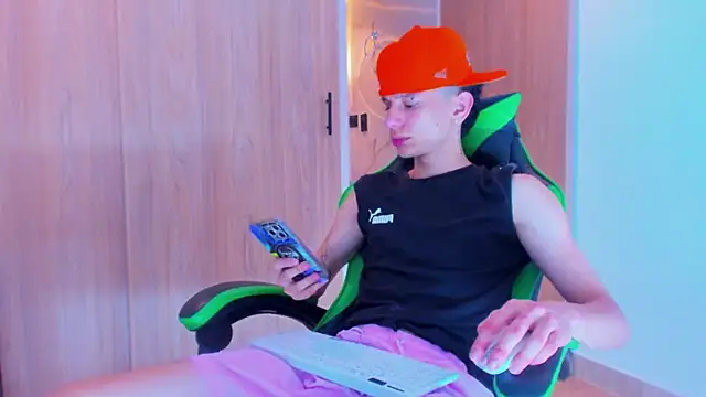 Snapshot of Skinny_batman chatting on October 8, 11:35 pm Skinny batman online show from October 8, 11:35 pm