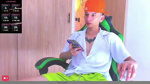 Snapshot of Skinny_batman chatting on October 11, 12:32 am Skinny batman online show from October 11, 12:32 am