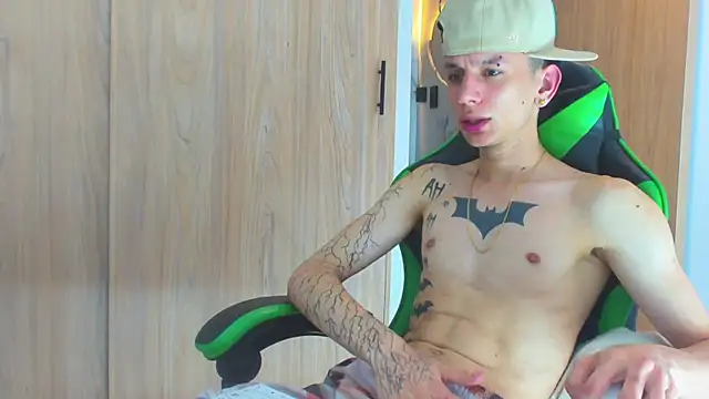 Snapshot of Skinny_batman chatting on October 15, 7:19 am Skinny batman online show from October 15, 7:19 am