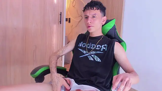 Snapshot of Skinny_batman chatting on October 16, 12:06 pm Skinny batman online show from October 16, 12:06 pm