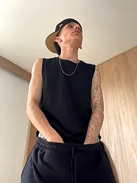 Snapshot of Skinny_batman chatting on October 18, 5:46 pm Skinny batman online show from October 18, 5:46 pm