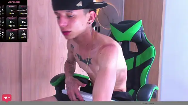 Snapshot of Skinny_batman chatting on October 20, 12:38 pm Skinny batman online show from October 20, 12:38 pm