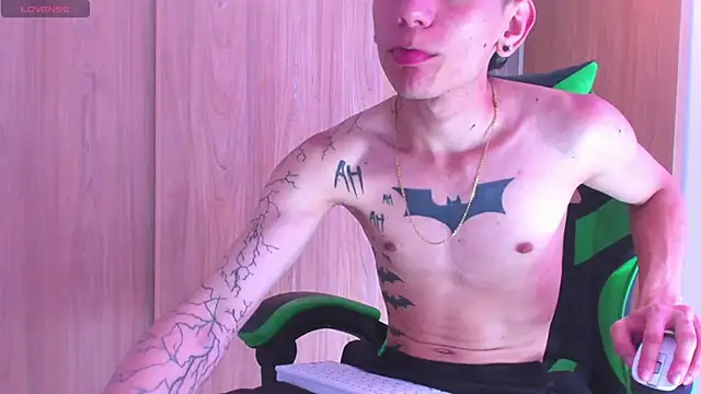 Snapshot of Skinny_batman chatting on October 21, 3:13 pm Skinny batman online show from October 21, 3:13 pm