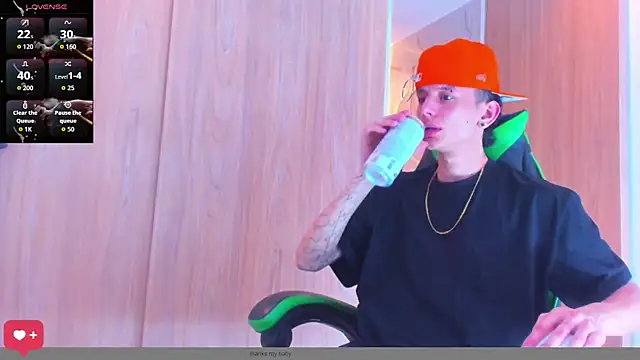 Snapshot of Skinny_batman chatting on October 23, 11:24 pm Skinny batman online show from October 23, 11:24 pm