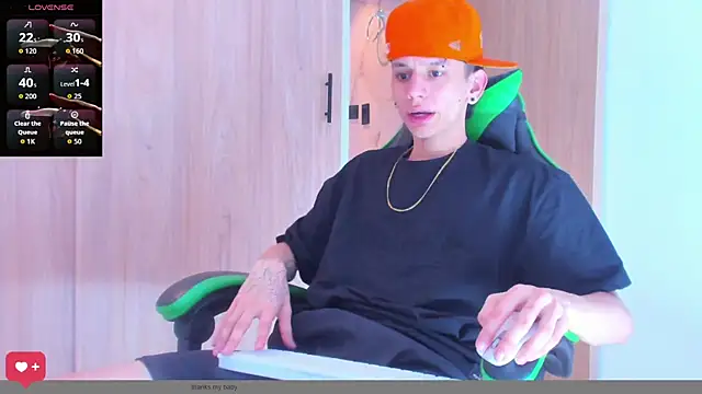 Snapshot of Skinny_batman chatting on October 24, 4:47 pm Skinny batman online show from October 24, 4:47 pm