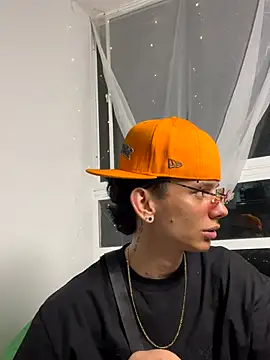 Snapshot of Skinny_batman chatting on October 26, 3:34 am Skinny batman online show from October 26, 3:34 am