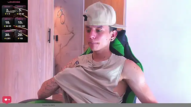 Snapshot of Skinny_batman chatting on October 26, 6:47 pm Skinny batman online show from October 26, 6:47 pm