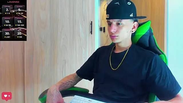 Snapshot of Skinny_batman chatting on October 27, 6:45 pm Skinny batman online show from October 27, 6:45 pm