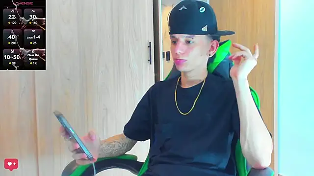 Snapshot of Skinny_batman chatting on October 29, 3:20 am Skinny batman online show from October 29, 3:20 am