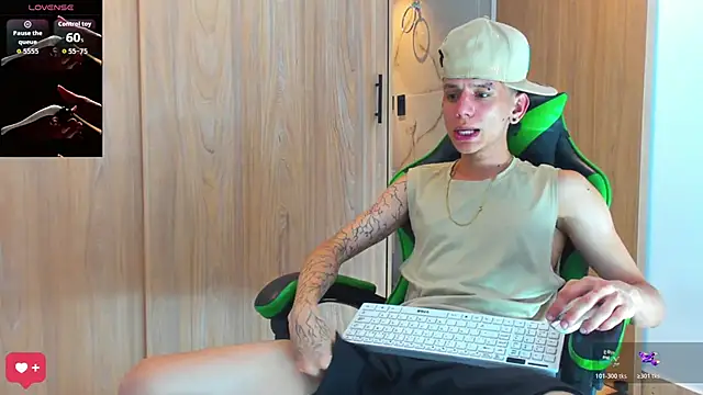 Snapshot of Skinny_batman chatting on October 30, 6:26 am Skinny batman online show from October 30, 6:26 am